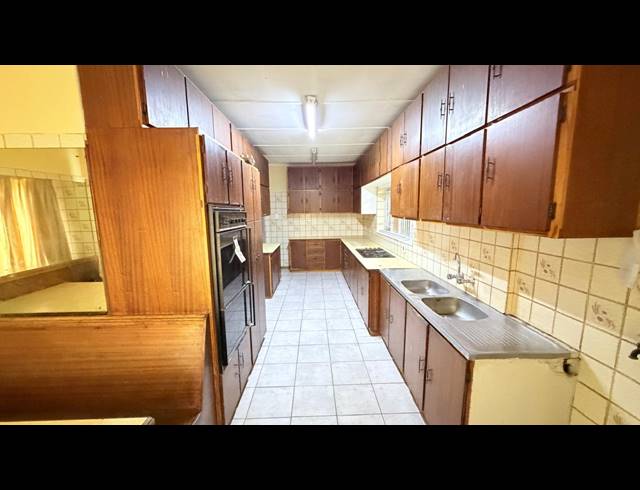 8 BEDROOM HOUSE FOR SALE IN WEST PARK